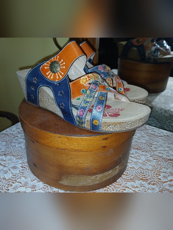L'artiste Shoes - L'Artiste Spring Step Swan Floral Leather Wedge Sandals Size 40